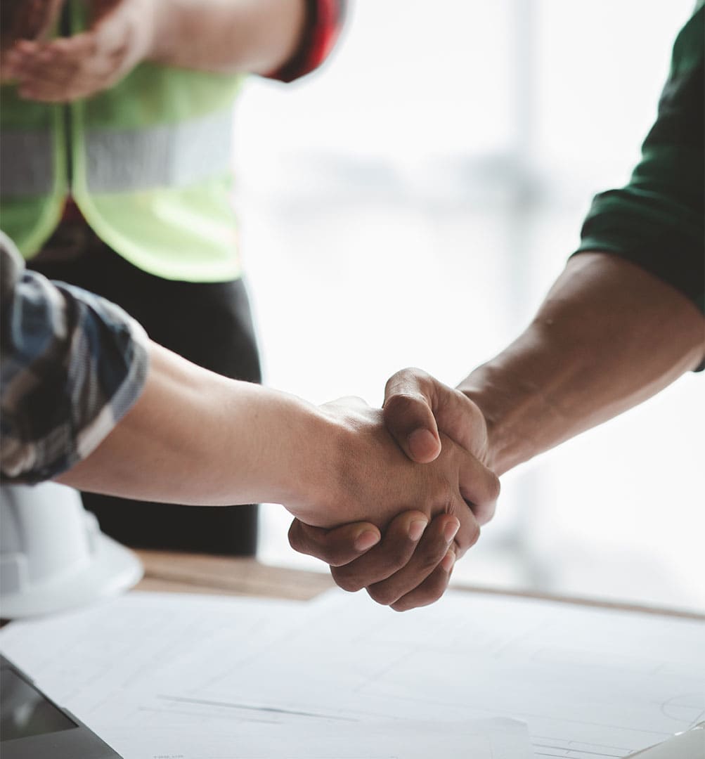 trabajadores dandose un apreton de mano en acuerdo